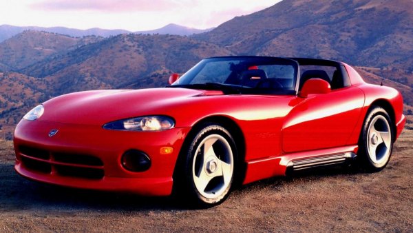 Dodge Viper предизвика доста голямо вълнение, когато се появи на пазара през 1992 година. От концепт до реалност, V10 двигателят на този спортен автомобил бе създаден с помощта на Lamborghini. Пет поколения на Viper живяха 27 години, но за съжаление през 2017 г. производството на тази мощна змия бе прекратено.